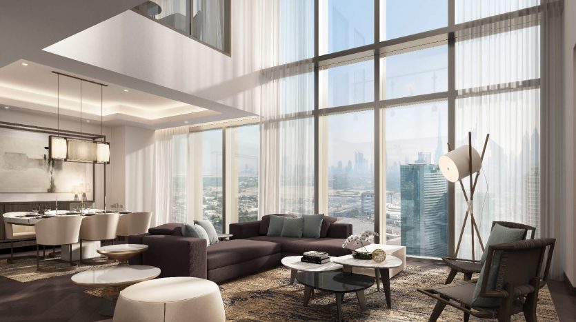 Salon luxueux dans une villa de Dubaï avec de grandes baies vitrées offrant une vue panoramique sur la ville, comprenant un canapé sectionnel moelleux, des chaises modernes et des luminaires élégants.