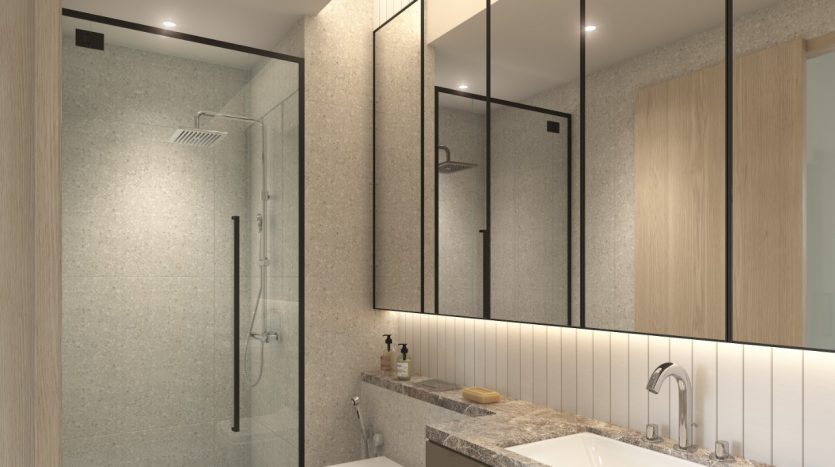 Intérieur de salle de bains moderne comprenant un grand miroir, des lavabos doubles, des armoires en bois et une douche spacieuse vitrée avec pomme de douche à effet pluie. Un éclairage doux et des tons neutres créent une ambiance sereine, idéale