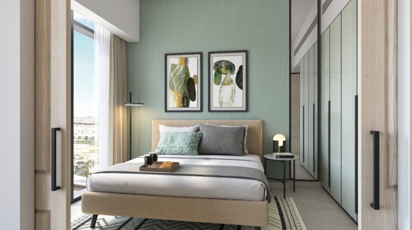 Une chambre moderne dans une villa de Dubaï avec un mur vert menthe, des imprimés botaniques encadrés et une grande fenêtre. Elle comprend un lit double, un tapis à motifs, une armoire coulissante et une table de nuit minimaliste.