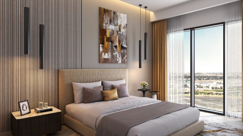 Une chambre moderne comprenant un grand lit avec une literie grise et marron, une élégante table de chevet en bois, des œuvres d&#039;art murales abstraites et une vue panoramique sur Dubaï à travers des baies vitrées.