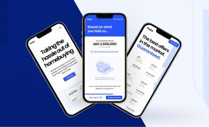 Три смартфона отображают интерфейс приложения для ипотечного кредитования, помогающего людям приобрести жилье в Дубае. Текст и графика на сине-белом экране на абстрактном синем фоне.