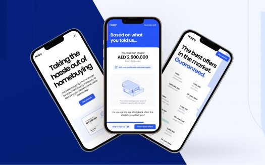 Trois smartphones affichant une interface d'application de crédit immobilier pour l'aide à l'achat d'un logement à Dubaï, avec du texte et des graphiques sur des écrans bleus et blancs, positionnés sur un fond bleu abstrait.