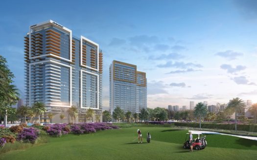 Un rendu artistique d'un complexe résidentiel moderne à Dubaï comprenant trois grands bâtiments au ciel ensoleillé, entourés d'une verdure luxuriante et d'un petit parcours de golf avec des gens et une voiturette de golf.