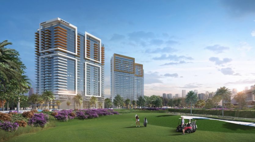 Un rendu artistique d&#039;un complexe résidentiel moderne à Dubaï comprenant trois grands bâtiments au ciel ensoleillé, entourés d&#039;une verdure luxuriante et d&#039;un petit parcours de golf avec des gens et une voiturette de golf.