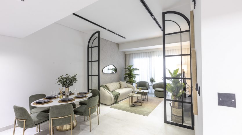 Salle à manger et salon modernes dans une villa à Dubaï avec un décor élégant, comprenant une table à manger pour quatre, un canapé confortable, de grands miroirs et des plantes d&#039;intérieur, dans un espace ouvert et lumineux