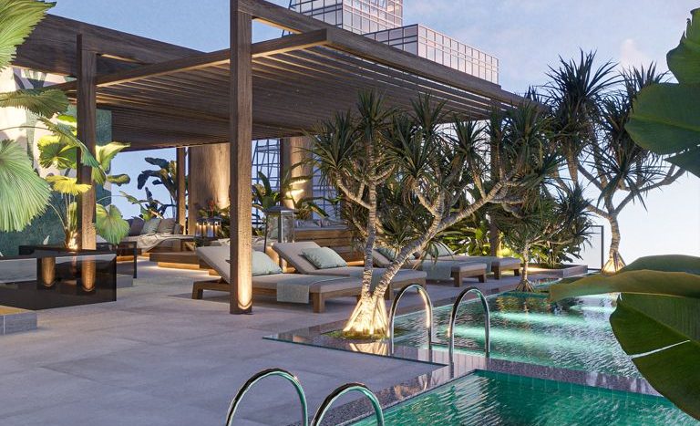 Espace de vie extérieur moderne comprenant une piscine luxueuse entourée de plantes tropicales, avec un espace de détente élégant sous une pergola en bois et une villa élégante et contemporaine de Dubaï en arrière-plan.
