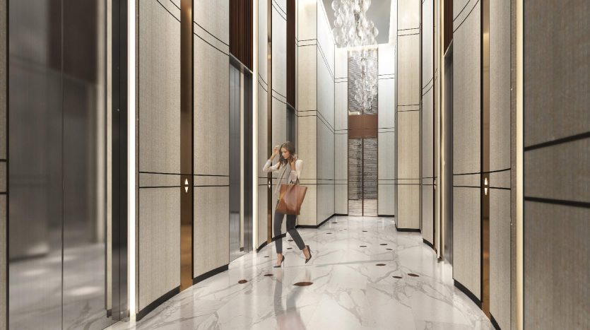 Une femme en costume d&#039;affaires se promène dans le hall d&#039;une villa luxueuse et moderne à Dubaï avec de hauts plafonds, des sols en marbre et des lustres élégants. Elle porte une mallette et est en mouvement, soulignant