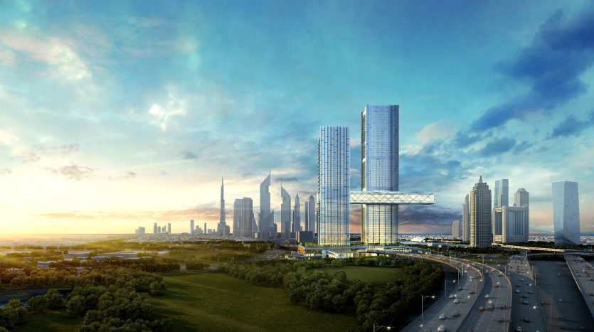 Un paysage urbain futuriste au coucher du soleil avec des gratte-ciel modernes reliés entre eux par une passerelle de haut niveau, avec un parc verdoyant au premier plan et une autoroute très fréquentée menant à Dubaï.