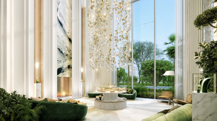 Un salon luxueux avec des baies vitrées, un mur en marbre, des canapés d'un vert luxuriant et des lampes en cristal suspendues. Cette villa de Dubaï intègre des plantes vivantes, améliorant ainsi le lien avec la nature extérieure.