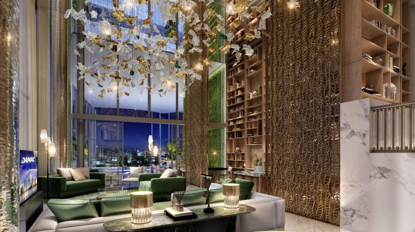 Intérieur luxueux d'un hall d'entrée d'un immeuble de grande hauteur à Dubaï avec des canapés verts opulents, des panneaux décoratifs dorés, un lustre aux motifs de feuilles et une grande fenêtre présentant un paysage urbain au crépuscule.