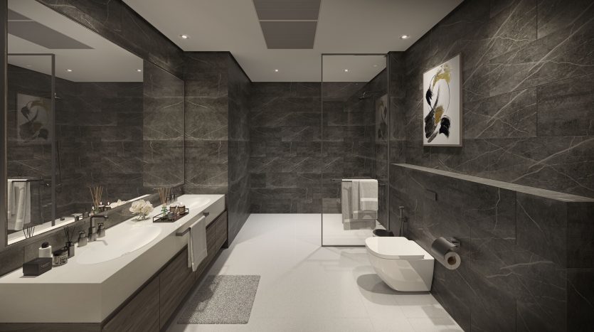 Une salle de bain moderne avec du carrelage en marbre gris foncé, comprenant deux lavabos, un espace douche et des toilettes. Le mur est orné d’une peinture abstraite parfaite pour une villa à Dubaï.