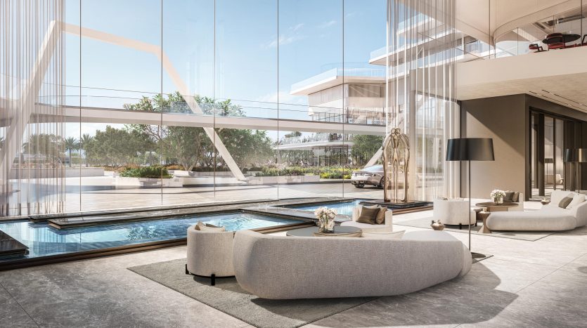 Salon luxueux dans une villa de Dubaï avec des murs de verre panoramiques donnant sur une piscine extérieure sereine, un jardin luxuriant et une voiture élégante, reflétant un design intérieur moderne et spacieux avec un éclairage naturel.