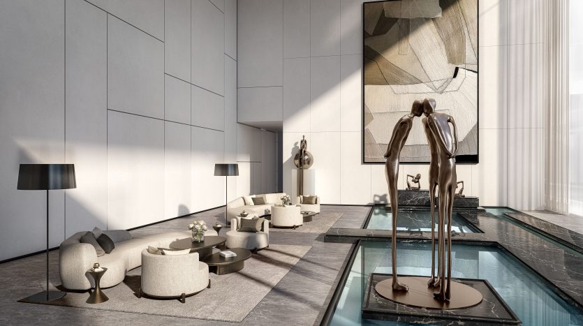 Hall d&#039;entrée d&#039;une villa luxueuse à Dubaï comprenant une piscine centrale réfléchissante avec une sculpture élégante, entourée de meubles modernes et de panneaux muraux artistiques, baignée de lumière naturelle.