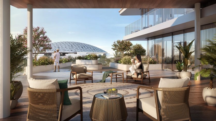 Un balcon moderne et spacieux doté de mobilier d&#039;extérieur et de plantes décoratives. Deux personnes profitent de la vue sur une structure en forme de dôme unique au loin. Un éclairage chaleureux améliore l&#039;ambiance sereine de cette villa à Dubaï.
