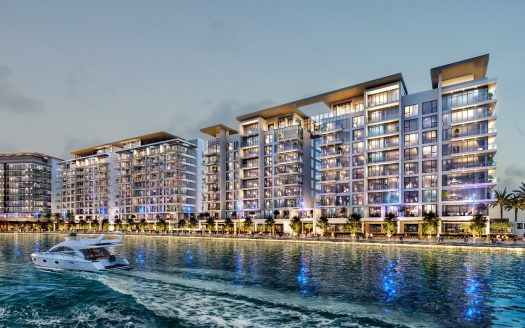 Des immeubles d&#039;appartements modernes en bord de mer à Dubaï illuminés au crépuscule, avec un yacht de luxe naviguant et des reflets vibrants sur l&#039;eau.