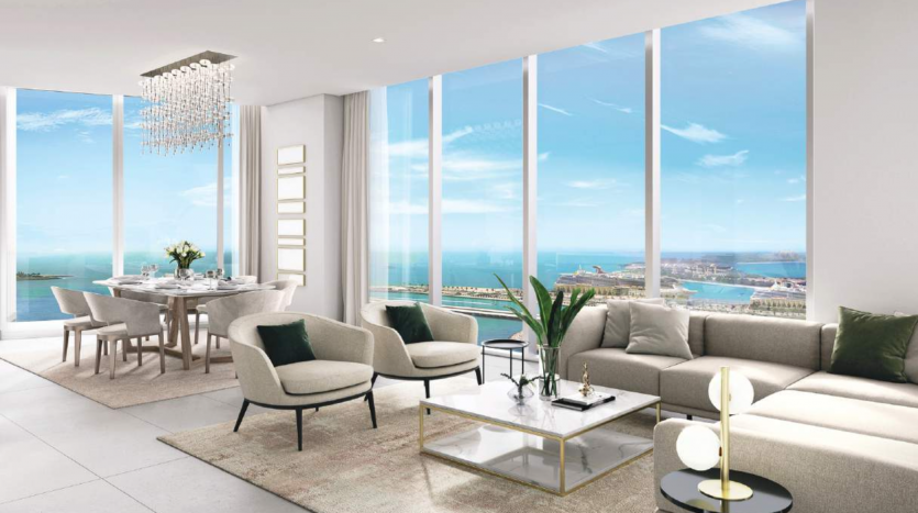 Salon luxueux et moderne dans une villa de Dubaï avec de grandes fenêtres donnant sur la mer, comprenant un canapé sectionnel, un coin repas et un éclairage décoratif. Ambiance lumineuse et aérée avec vue sur la côte.