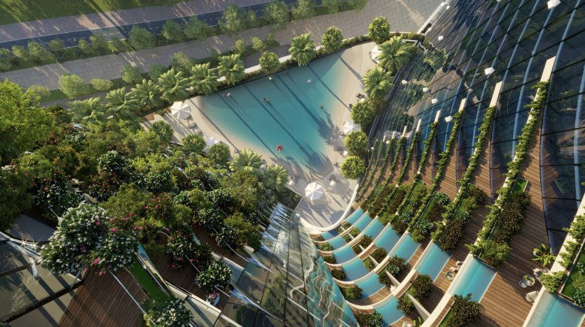 Vue aérienne d&#039;une piscine moderne sur un toit incurvé entouré d&#039;une verdure luxuriante dans une villa Dubaï, équipée de rangées de chaises longues. La lumière du soleil filtrée projette des ombres sur l&#039;eau et la terrasse.