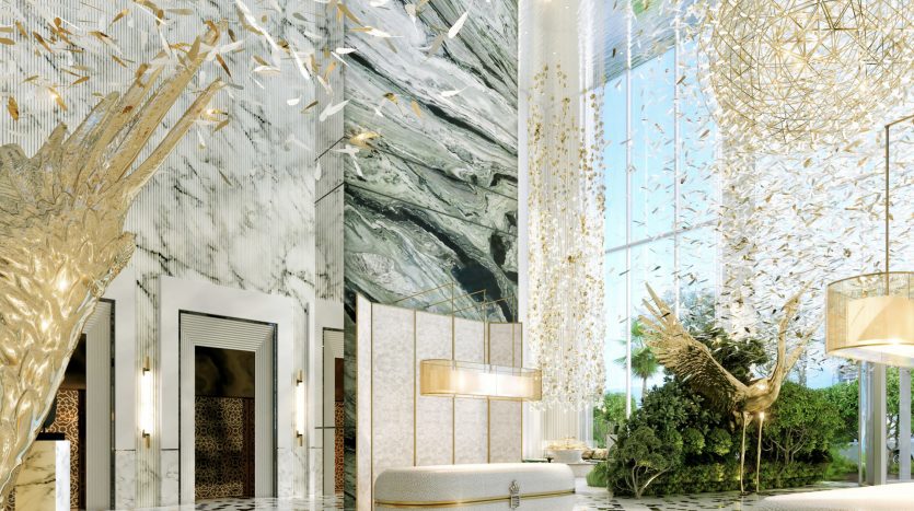 Hall d'entrée luxueux avec de hauts plafonds, des murs en marbre, des accents dorés élaborés et des luminaires extravagants. Le décor comprend des sculptures artistiques et des plantes d'intérieur luxuriantes rappelant une villa à Dubaï.