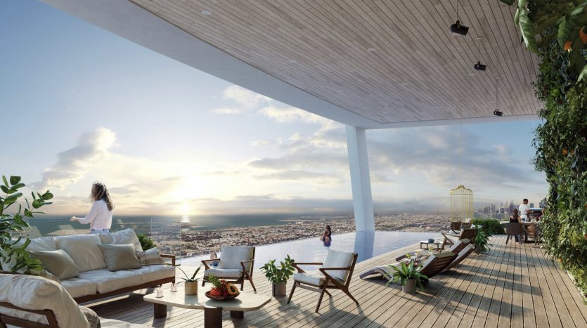 Toit-terrasse luxueux avec mobilier moderne et plantes luxuriantes dans une villa de Dubaï, mettant en vedette une femme profitant d'une vue sur le paysage urbain au coucher du soleil.