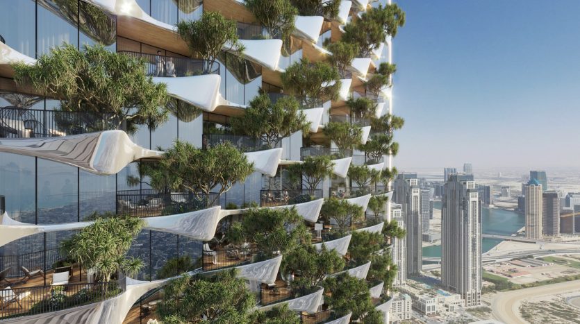 Un rendu architectural d'un immeuble moderne de grande hauteur à Dubaï avec des balcons organiques uniques remplis de verdure, surplombant les toits de la ville et le front de mer.