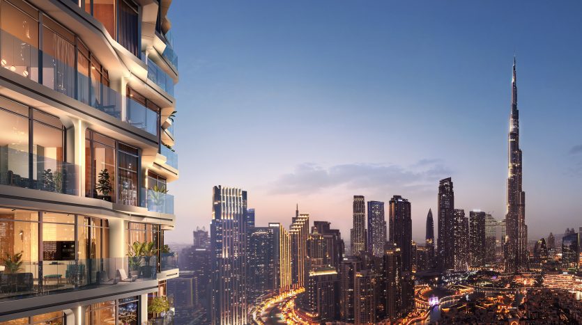 Un paysage urbain animé au crépuscule avec des gratte-ciel illuminés, avec une vue rapprochée du balcon d'un appartement de grande hauteur surplombant Dubaï avec le plus haut bâtiment en arrière-plan.