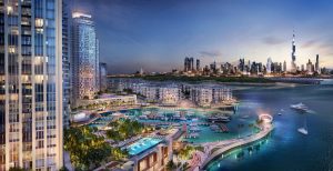 Une vue panoramique d'un paysage urbain animé au bord de l'eau au crépuscule à Dubaï, avec des immeubles de grande hauteur, un port avec des yachts, des piscines luxueuses et une promenade animée, le tout éclairé par des lumières.