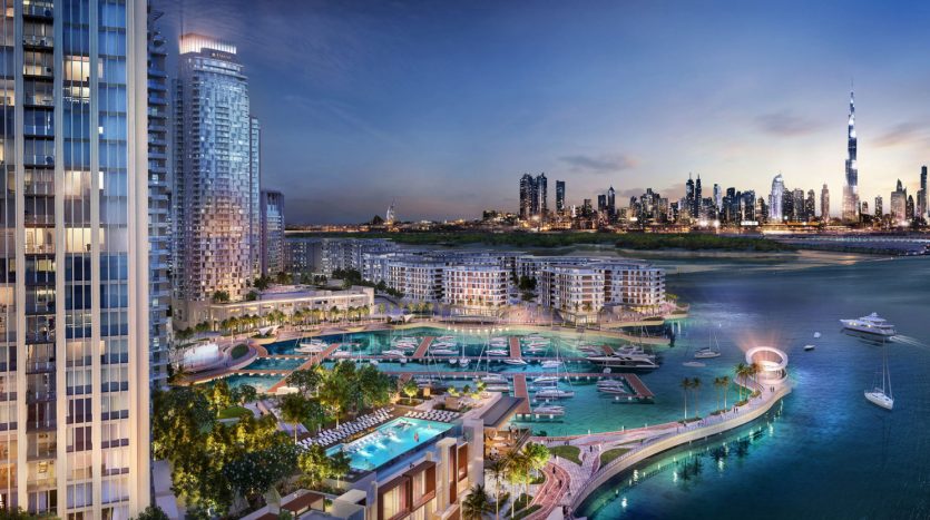 Une vue panoramique d&#039;un paysage urbain animé au bord de l&#039;eau au crépuscule à Dubaï, avec des immeubles de grande hauteur, un port avec des yachts, des piscines luxueuses et une promenade animée, le tout éclairé par des lumières.