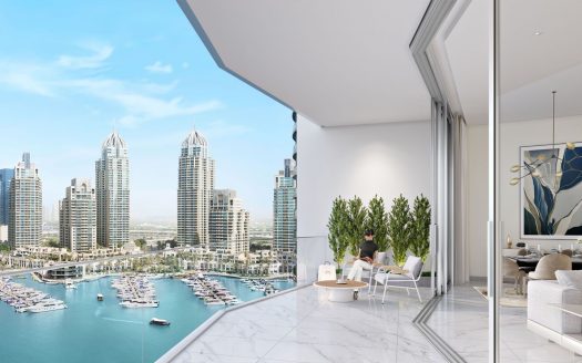 Une personne est assise à une table de balcon dans un appartement moderne à Dubaï, surplombant un paysage urbain animé avec des gratte-ciel et une marina remplie de bateaux. Les espaces intérieurs et balcons se mélangent harmonieusement, baignés