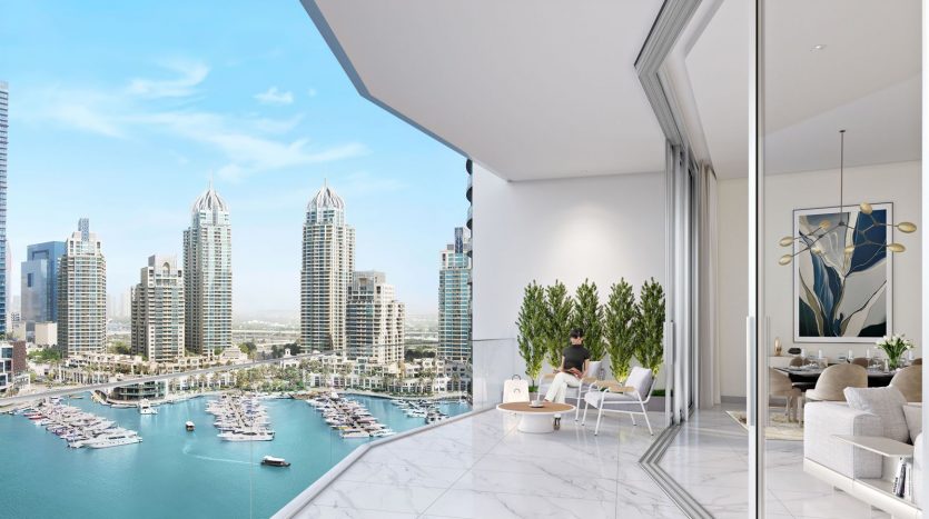 Une personne est assise à une table de balcon dans un appartement moderne à Dubaï, surplombant un paysage urbain animé avec des gratte-ciel et une marina remplie de bateaux. Les espaces intérieurs et balcons se mélangent harmonieusement, baignés