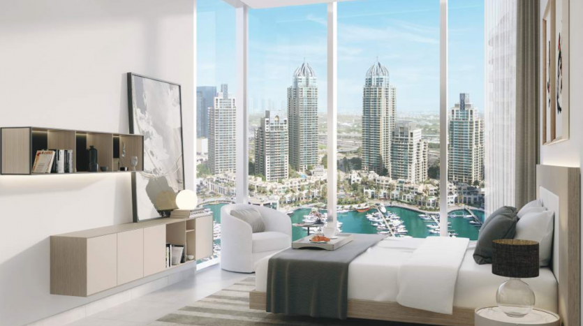 Une chambre luxueuse et moderne avec des baies vitrées offrant une vue imprenable sur une marina de la ville avec des immeubles de grande hauteur à Dubaï. Les tons blancs et neutres dominent le décor.