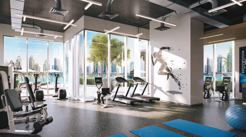Une salle de sport moderne avec des tapis roulants face à de grandes fenêtres donnant sur un paysage urbain, des appareils de musculation, des tapis de yoga et une fresque murale représentant un sprinter, dans une atmosphère lumineuse et aérée à Dubaï.
