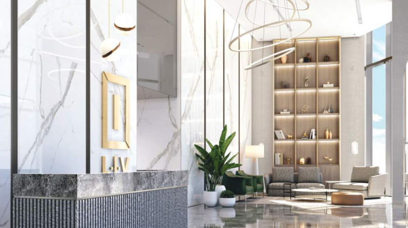 Lobby d&#039;hôtel moderne comprenant un bureau de réception en marbre, des luminaires dorés suspendus et un coin salon avec des étagères, un canapé et des chaises, complété par de grandes fenêtres et une plante verte, idéal pour ceux