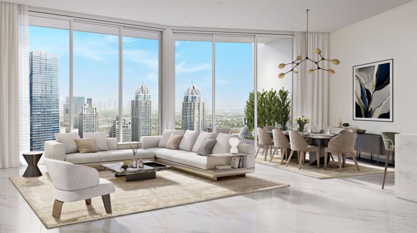 Salon d&#039;appartement luxueux doté de baies vitrées offrant une vue sur les toits de la ville de Dubaï, comprenant un élégant canapé blanc, un fauteuil et un coin repas chic.