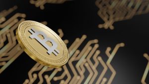 Une pièce de monnaie Bitcoin dorée est dans les airs sur un arrière-plan flou présentant des motifs de circuits et l'horizon de Dubaï, symbolisant la technologie numérique et la crypto-monnaie.