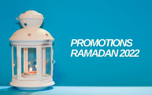 Une lanterne blanche avec une bougie allumée à l'intérieur, avec des découpes d'étoiles, sur un fond bleu avec le texte « villa Dubai promotions Ramadan 2022 ».