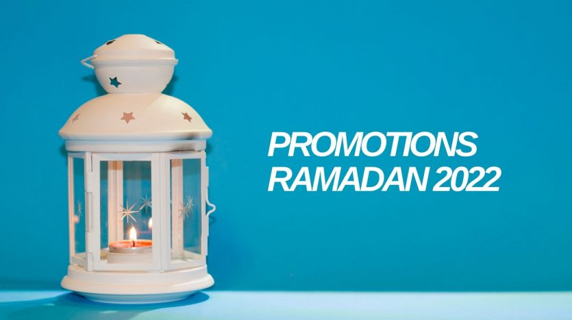 Une lanterne blanche avec une bougie allumée à l'intérieur, avec des découpes d'étoiles, sur un fond bleu avec le texte « villa Dubai promotions Ramadan 2022 ».