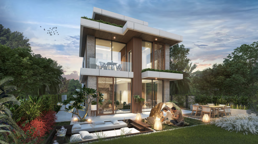 Une villa moderne de deux étages à Dubaï avec de grandes fenêtres éclairées au crépuscule et des panneaux extérieurs en bois. Devant, un couple profite d&#039;un feu de joie confortable sur une pelouse entourée de sièges moelleux et de verdure.