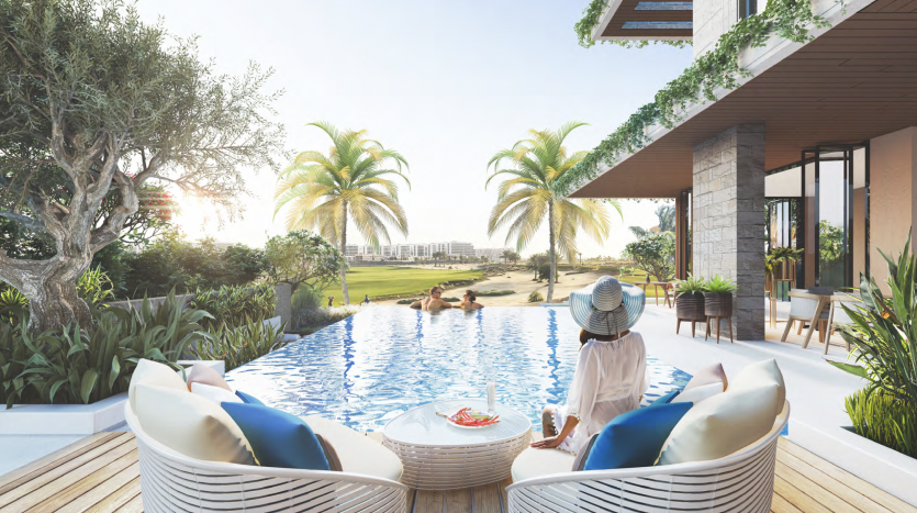 Une femme portant un chapeau de soleil profite d&#039;une vue sereine au bord de la piscine dans une luxueuse villa de Dubaï, avec des palmiers et l&#039;océan au loin.