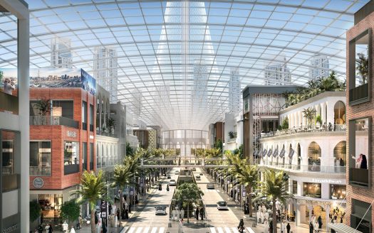 Intérieur d'un centre commercial moderne à Dubaï avec un plafond transparent, comprenant des magasins à plusieurs niveaux, des sentiers piétonniers et une verdure luxuriante, éclairés par la lumière naturelle.