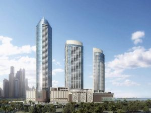 Rendu numérique de trois gratte-ciel modernes dans un cadre côtier ensoleillé, avec un ciel bleu clair et des palmiers luxuriants au premier plan, idéal pour mettre en valeur l'immobilier à Dubaï.