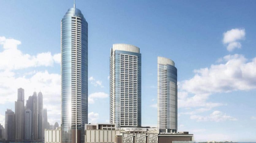 Rendu numérique de trois gratte-ciel modernes dans un cadre côtier ensoleillé, avec un ciel bleu clair et des palmiers luxuriants au premier plan, idéal pour mettre en valeur l&#039;immobilier à Dubaï.