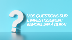 Un grand point d'interrogation blanc se dresse sur un fond bleu clair avec le texte français « vos questions sur l'investissement immobilier à Dubaï ? impliquant des requêtes sur l'investissement immobilier à Dubaï via une agence agricole