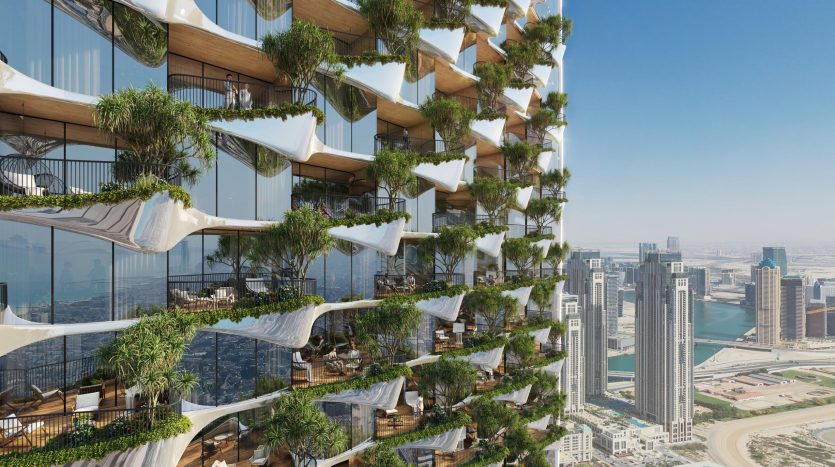 Un gratte-ciel futuriste à Dubaï avec des terrasses en cascade ornées de verdure luxuriante, surplombant un paysage urbain panoramique. Chaque terrasse dispose de balcons uniques de forme organique.