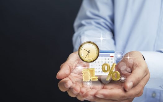 Homme en chemise bleue tenant une horloge et un graphique à barres avec des étincelles au-dessus des pièces de monnaie, représentant un concept abstrait de gestion du temps et de croissance des entreprises dans le secteur de l'investissement de Dubaï.