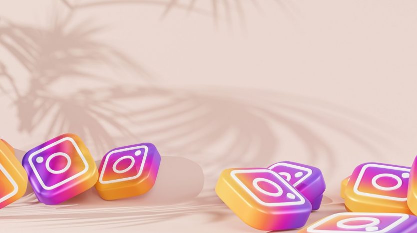 Icônes de logo Instagram dégradées dans des tons roses et orange parsemées d&#039;une ombre de palmier tropical sur un fond chaud, évoquant l&#039;esthétique luxueuse d&#039;un investissement dans un appartement à Dubaï.