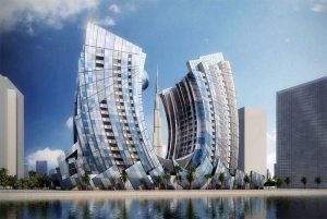 Une conception architecturale futuriste avec des tours de verre torsadées aux façades réfléchissantes, entourées de palmiers et d'eau, sur fond de ciel clair et de fond urbain à Dubaï.