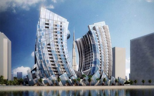 Une conception architecturale futuriste avec des tours de verre torsadées aux façades réfléchissantes, entourées de palmiers et d'eau, sur fond de ciel clair et de fond urbain à Dubaï.