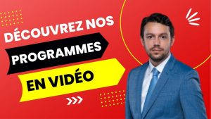 Un homme professionnel en costume se tient sur un fond rouge avec le texte en français « découvrez nos programmes en vidéo » présentant des opportunités d'investissement et des flèches graphiques à droite.