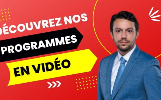 Un homme professionnel en costume se tient sur un fond rouge avec le texte en français « découvrez nos programmes en vidéo » présentant des opportunités d'investissement et des flèches graphiques à droite.