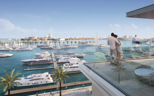 Un couple se tient sur un balcon surplombant une luxueuse marina remplie de yachts, avec un paysage urbain serein et un ciel clair en arrière-plan, mettant en valeur l&#039;immobilier de premier ordre de Dubaï.